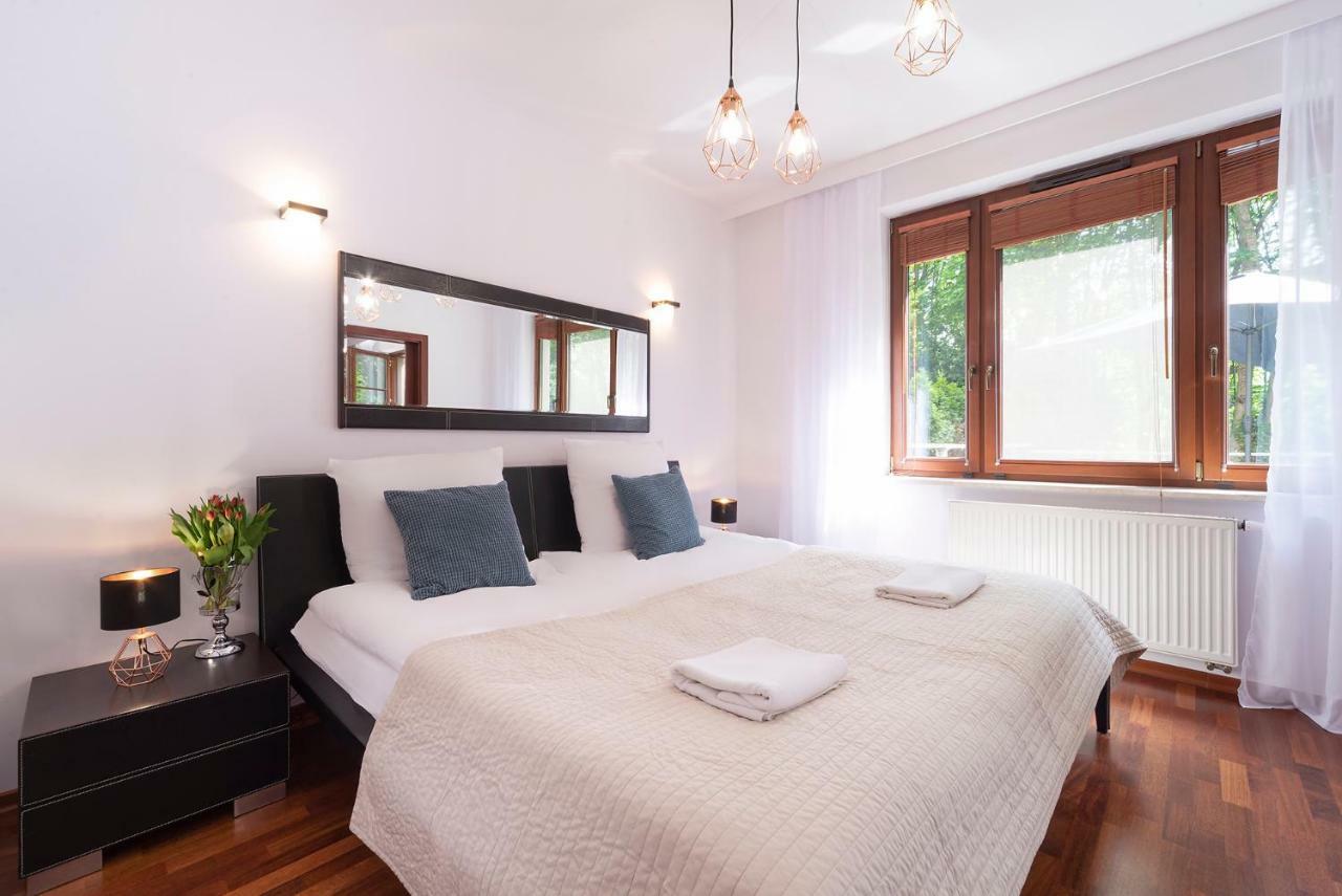 Beachfront Haga With Free Parking By Renters Apartment *